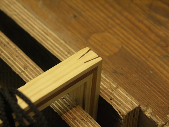 Mitred corners sustain 42 lbs of direct pressure