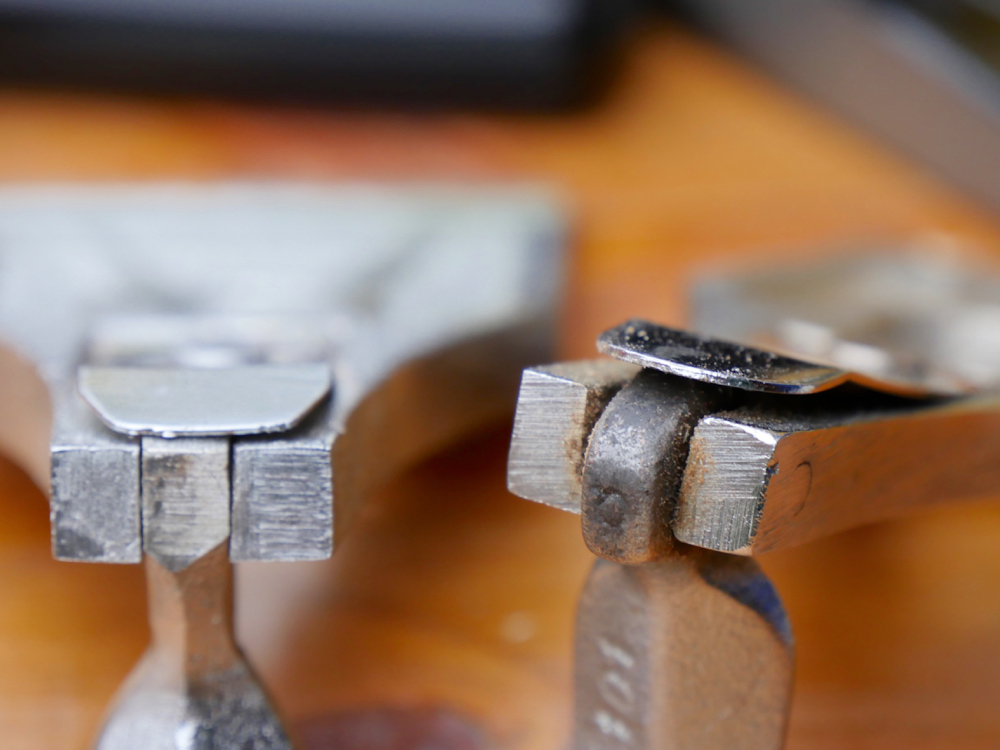 On the left is the B&Q lever cap showing the square and angular corner to the cam that causes an issues. It should look like the cam on the Stanley shown right, which is indeed rounded and operates smoothly to ensure the depth of the setscrew is the right depth to allow the cam to operate and set everything properly.