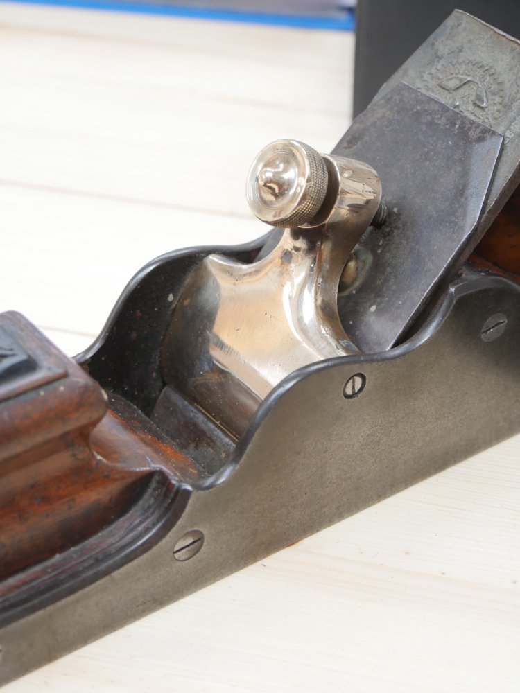 Cinching down the knurled knob secures the plane's cutting iron assembly nicely.