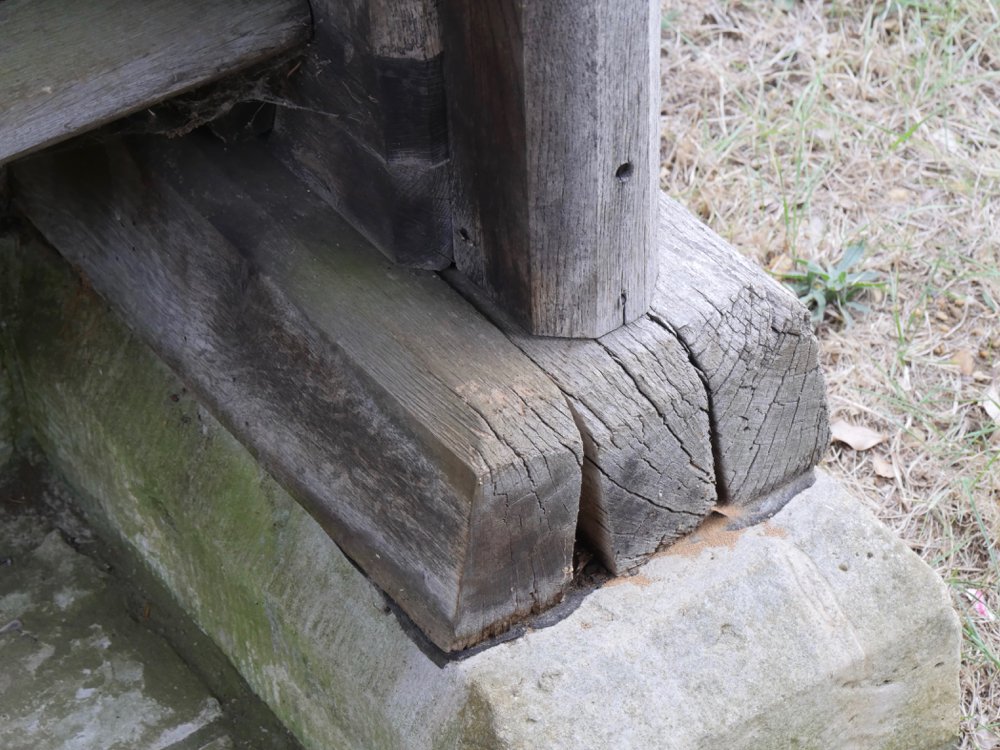 A triple lamination carries the wole building. It looked OK in its day and probably for a decade or so after being installed, but inevitably it did break down and now the whole superstructure rests on this flawed concept. On the other hand...