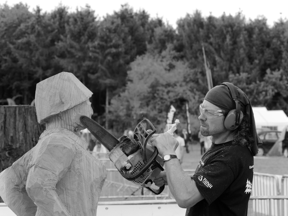 Roughing out the carving with his chainsaw.